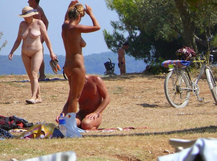Нудистки развлекаются