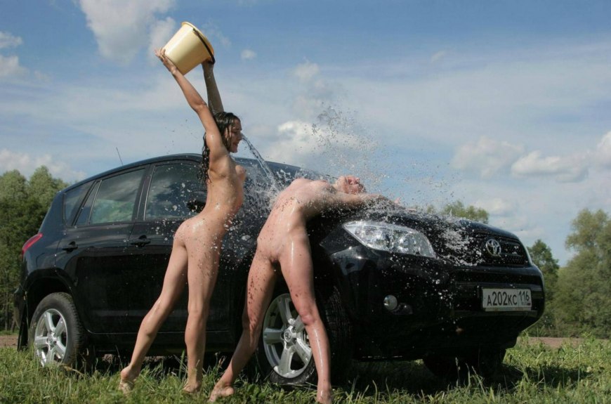 Голые женщины на природе возле автомобилей