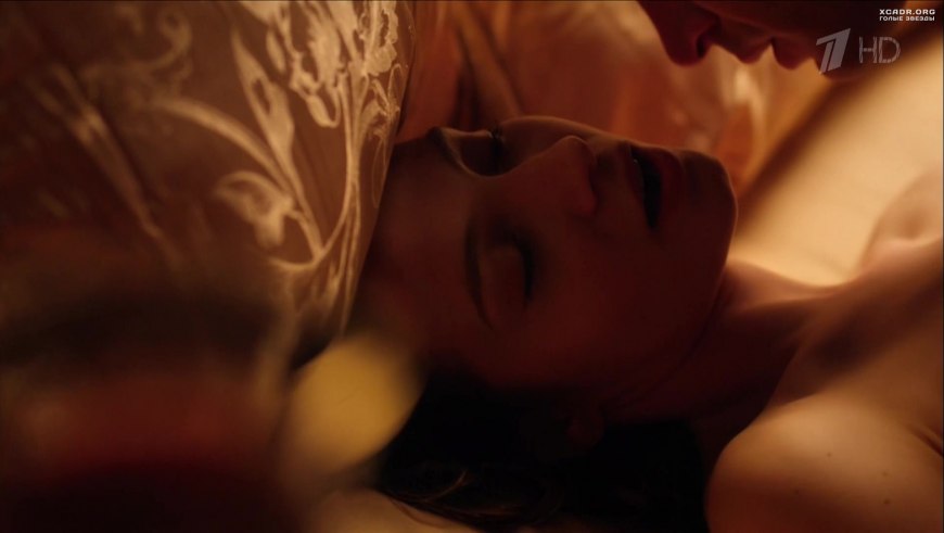 Мария а голая в лесу сидит