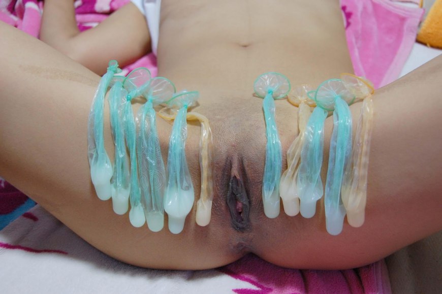 Мужик кончает в презерватив