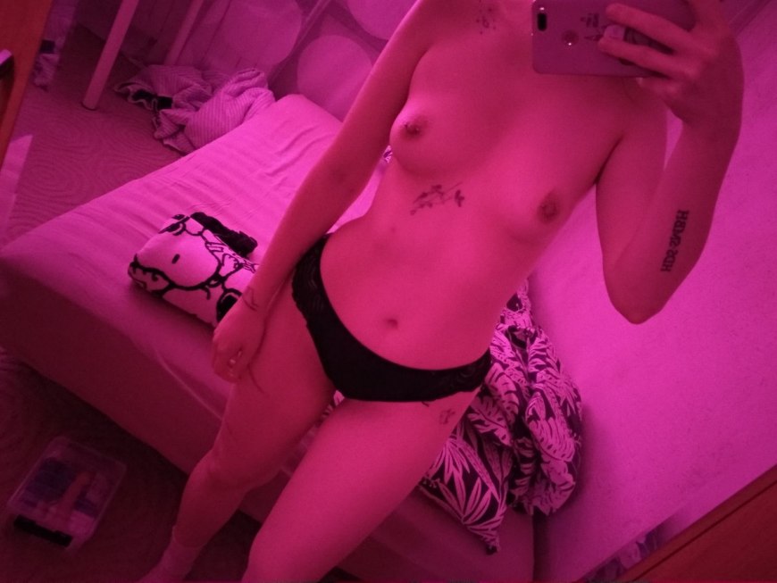 Голые попки без лица в постели