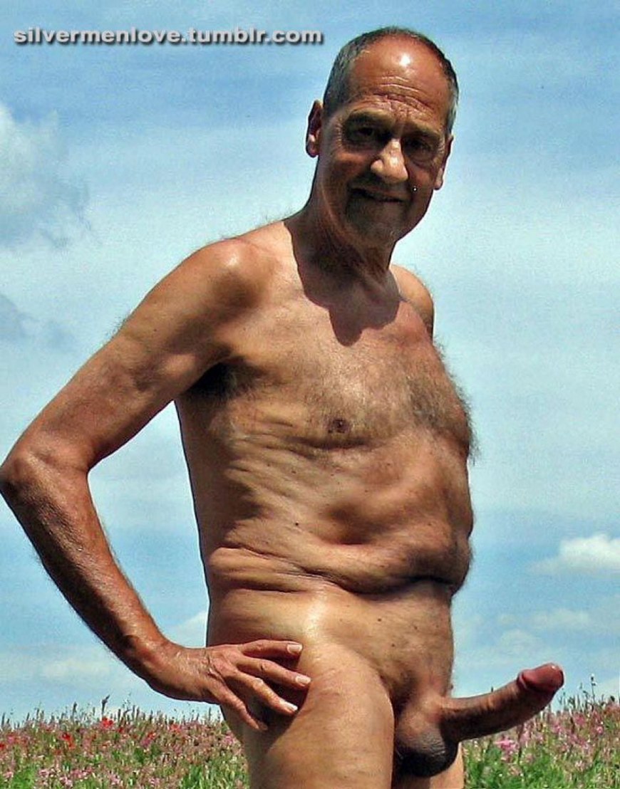 Голые зрелые мужчины на природе
