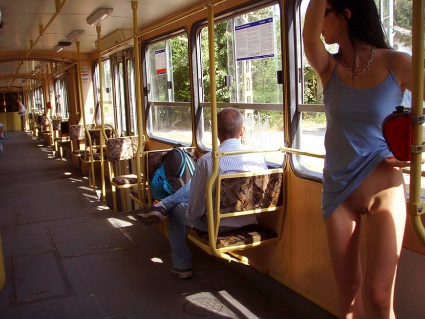 Подглядел под юбкой без трусов