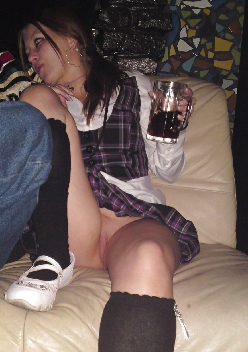 Пьяные голые женщины спят