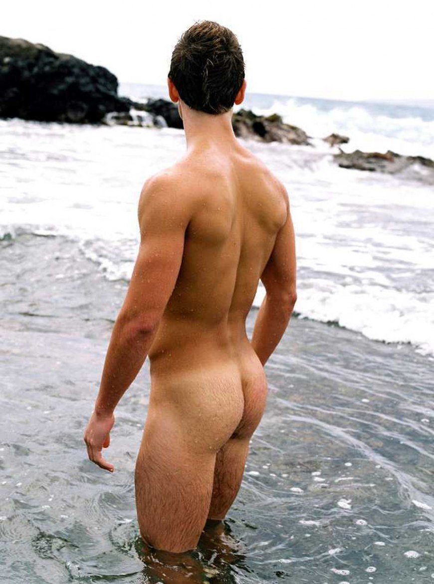 Красивые голые парни на море