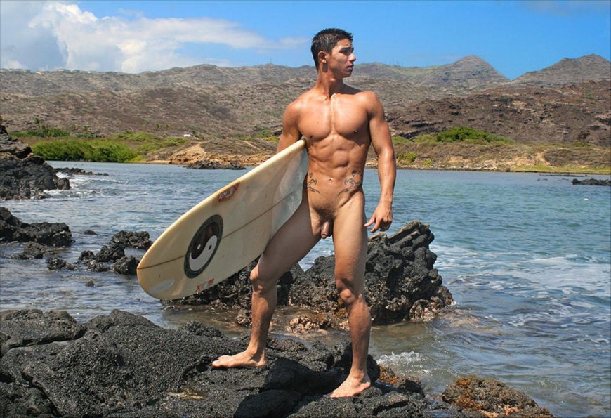 Красивые голые мужчины на пляже