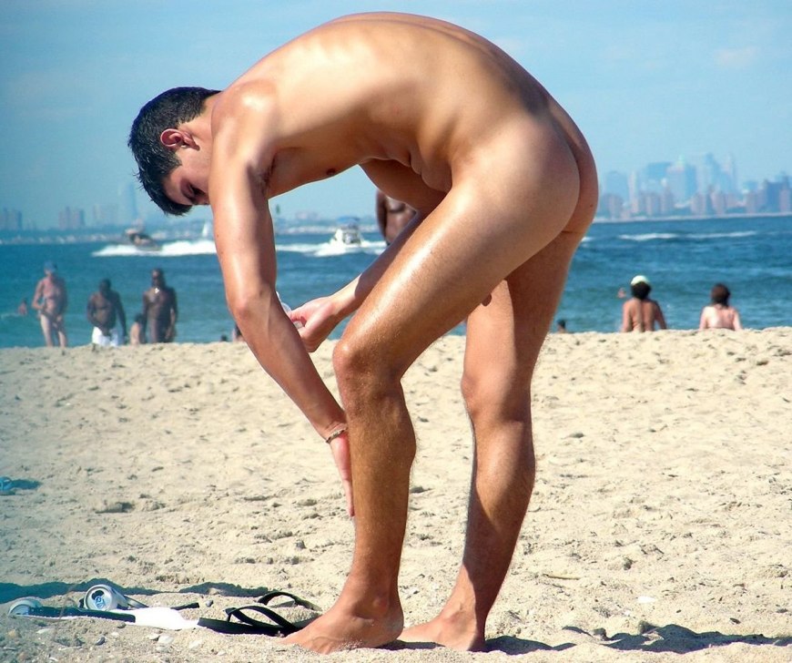 Голый мужчина без одежды на пляже