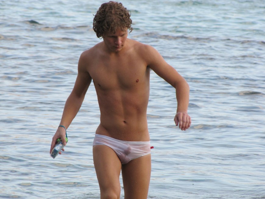 Мужские члены в плавках