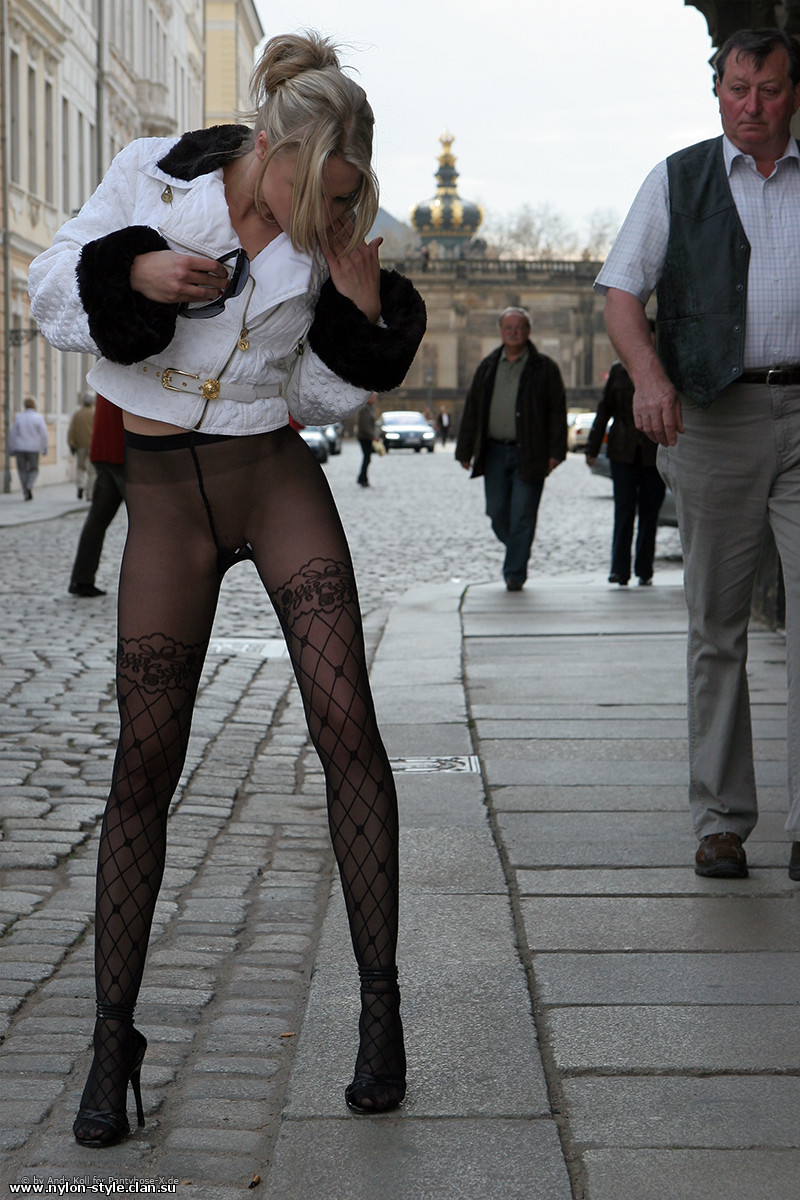 В одних колготках без юбки