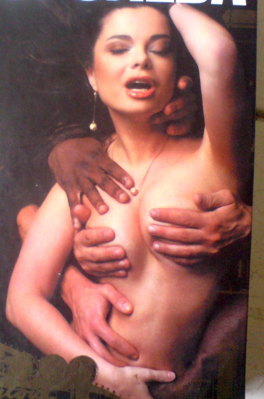 Кудрявая брюнетка отсасывает домашнее