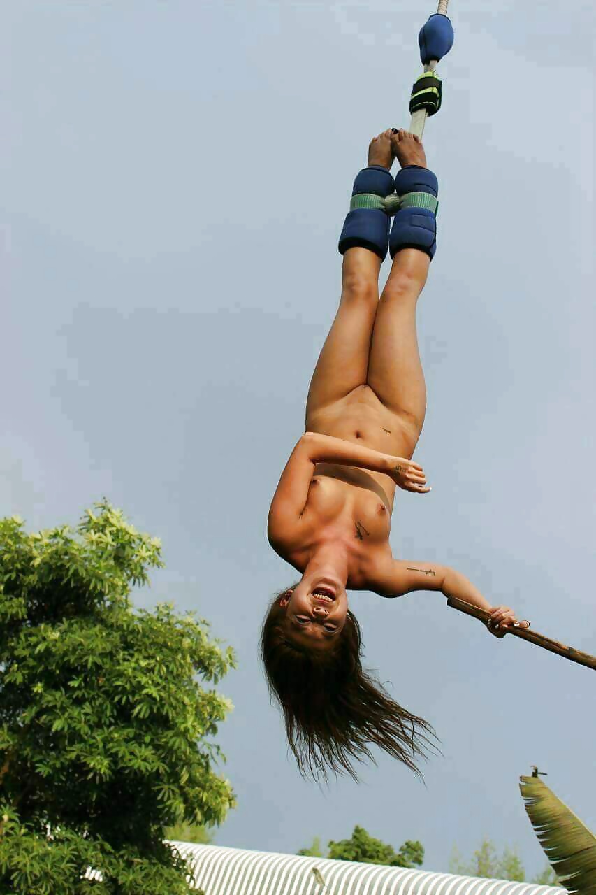 Скачет на члене на природе