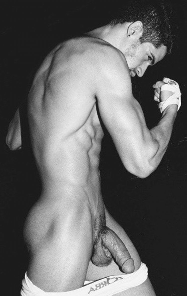 Вид голой женщины с низу