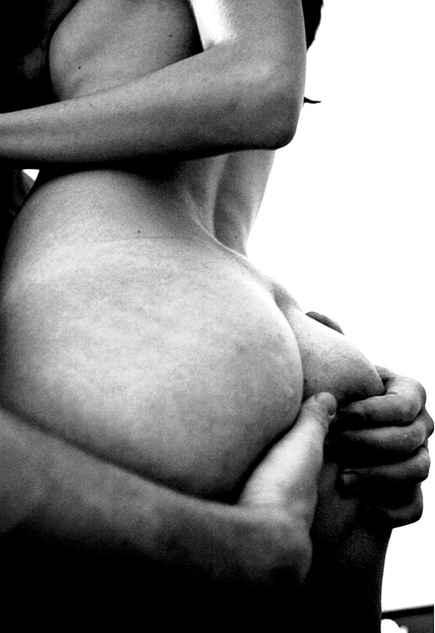 Мужчина обнимает сиськи