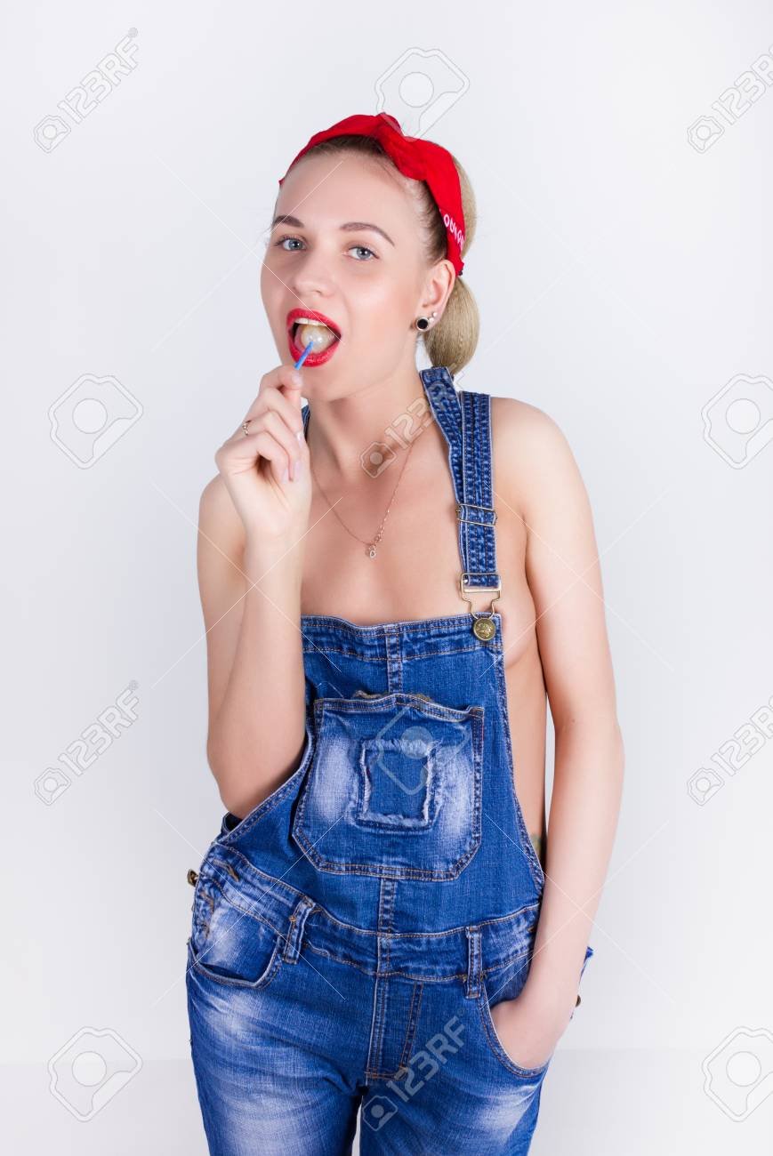 Джинсовый комбинезон на голое тело