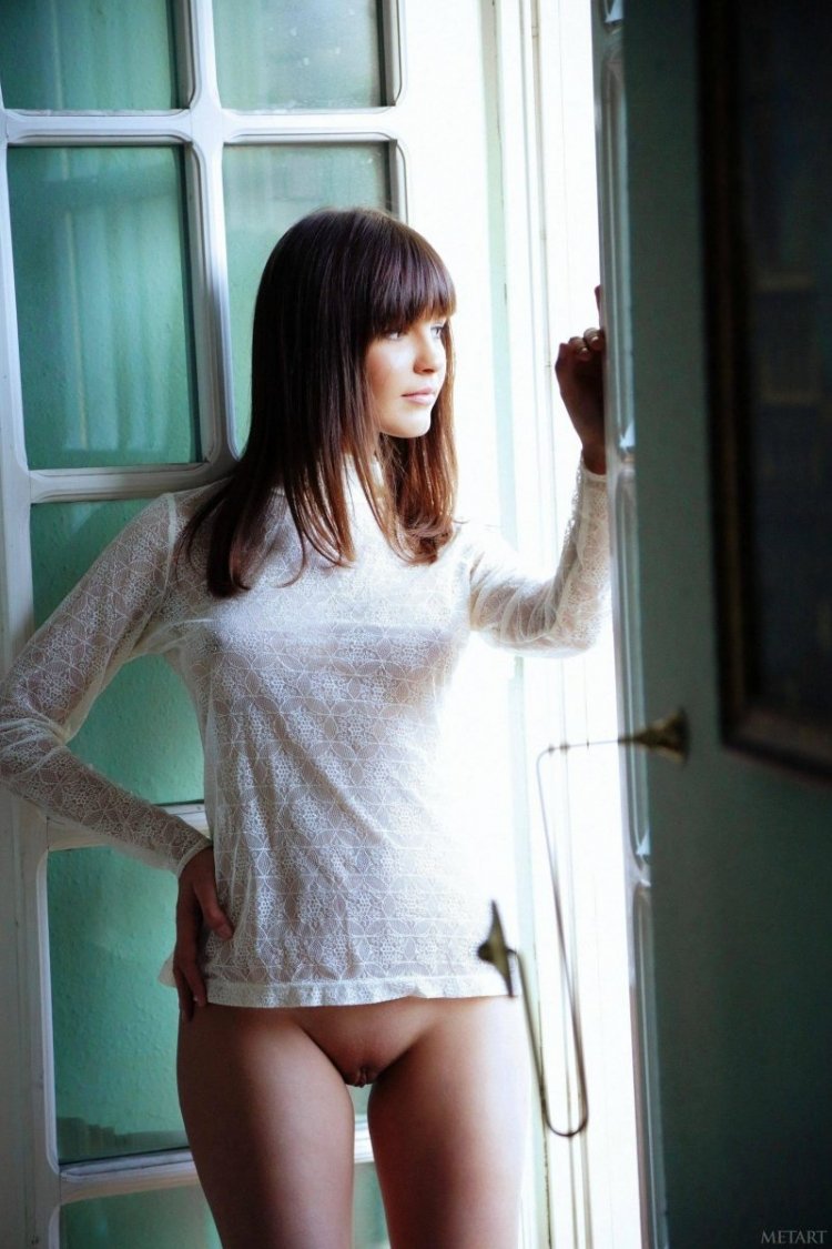 Расставила ноги в платье ню