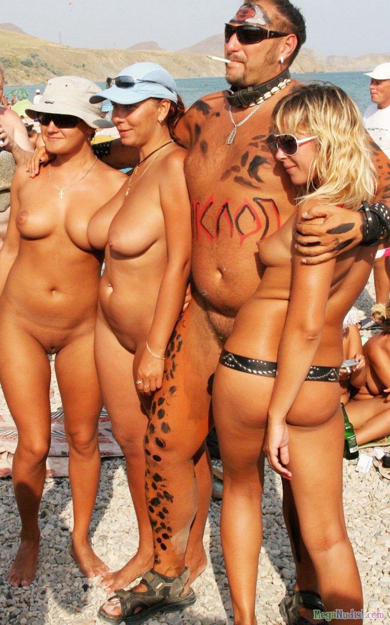 Праздник на нудистком пляже