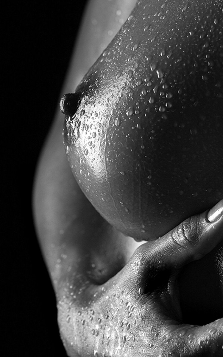 Красивая грудь в мурашках