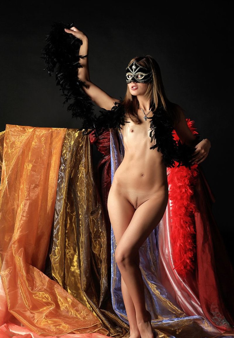 Голые в маскарадных костюмах