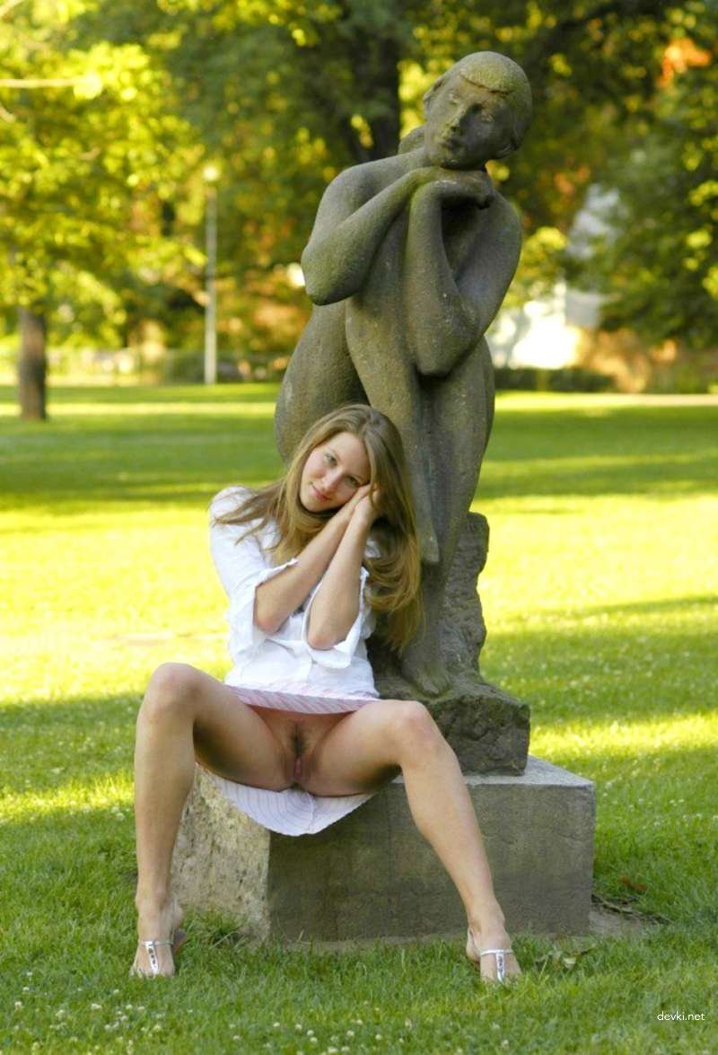 Девчонки в парке без трусов