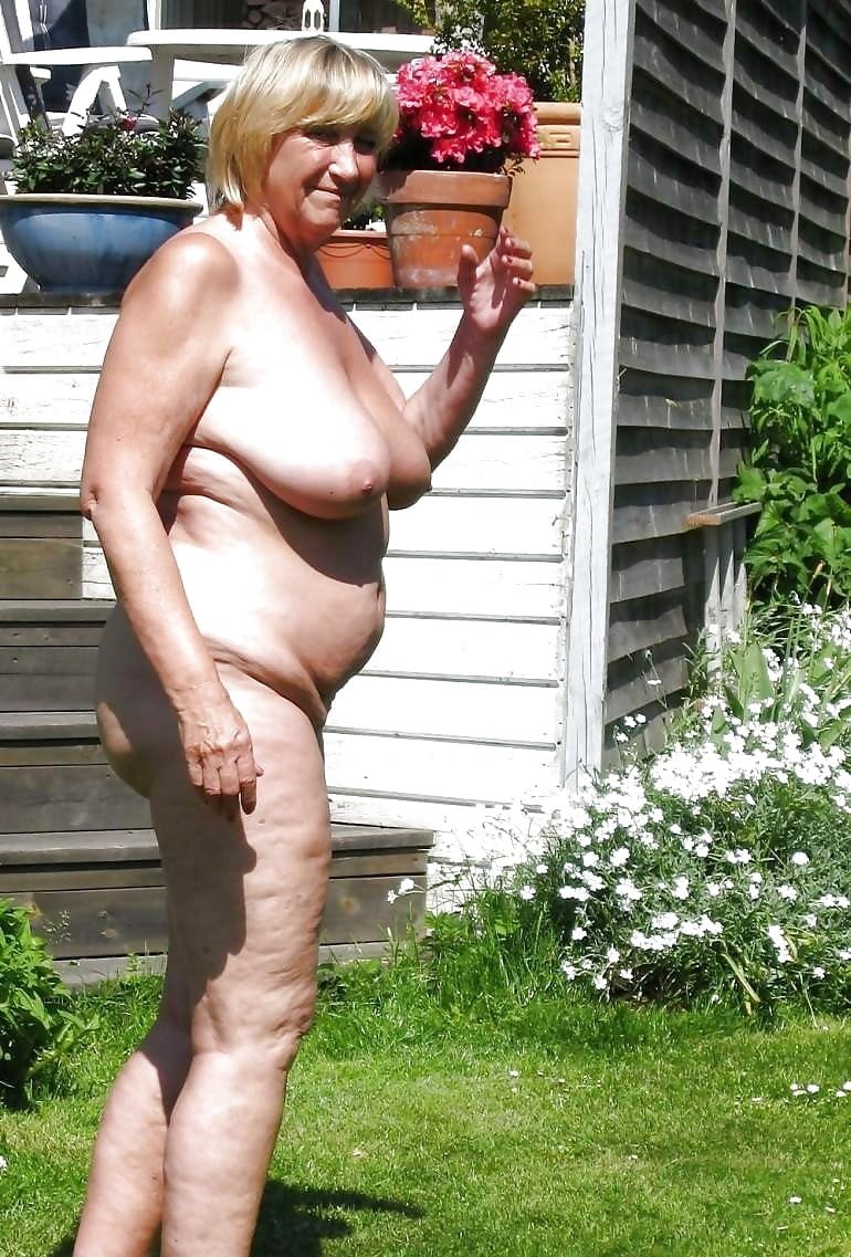 Голые старушки на балконе