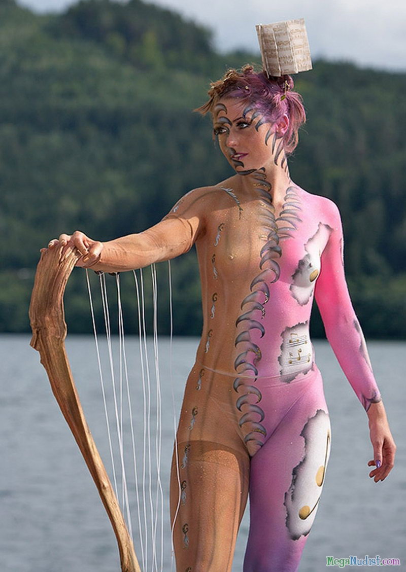 Боди-арт женщины без трусов