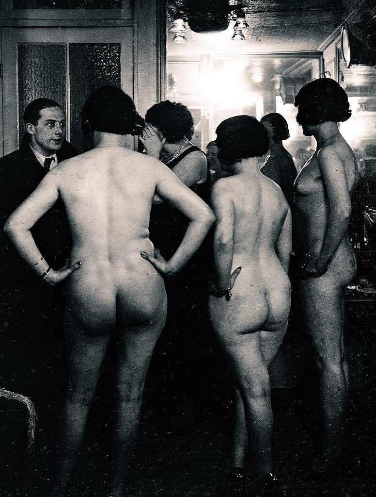 Голые женщины в публичном доме