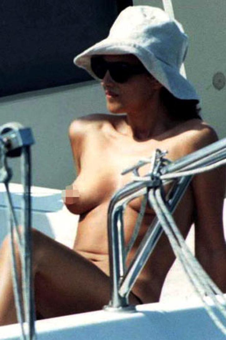 Моника Беллуччи топлесс