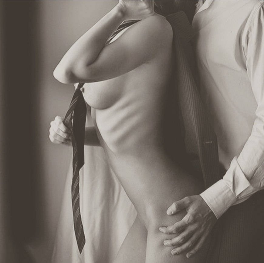 Мужчина раздевает девушку