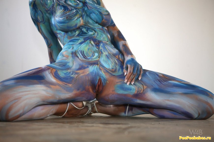 Разрисованные девушки красками