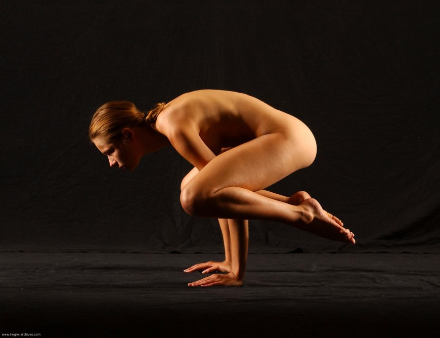 Голые женщины занимаются йогой