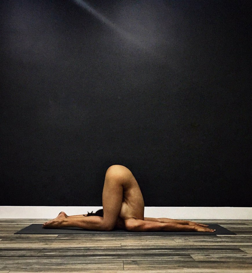 Голые девка йога голышом