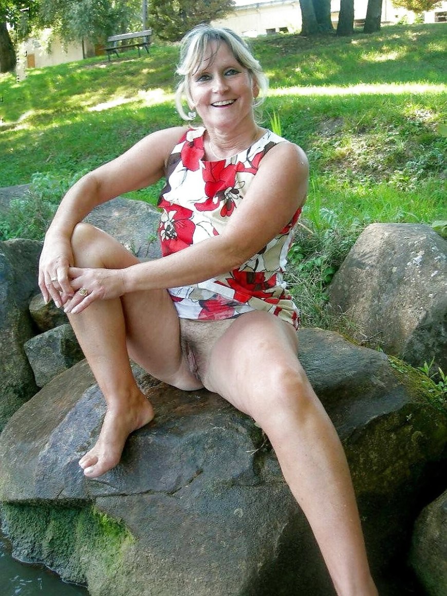 Женщины в возрасте без трусиков