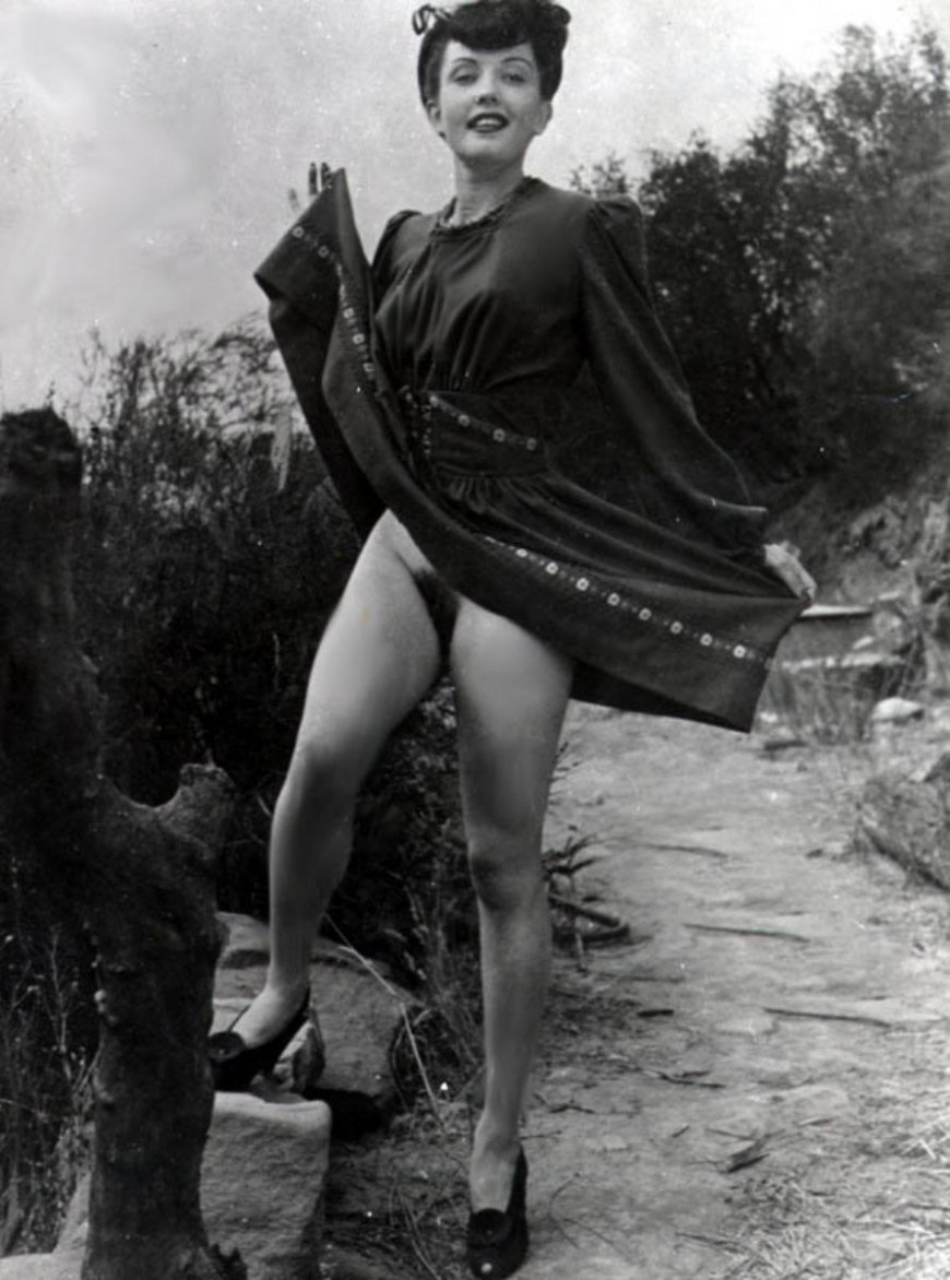 Ретро девушки без трусиков