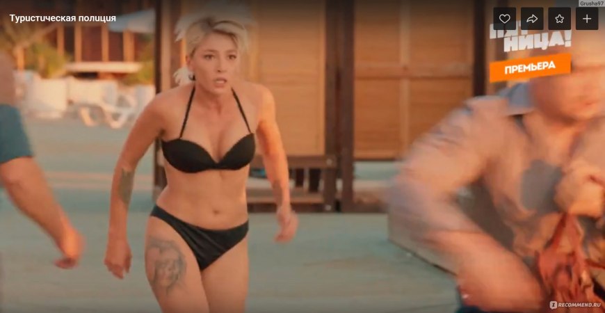 Молодые девушки в купальниках