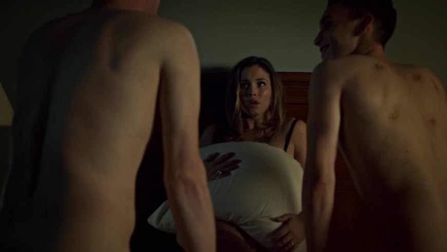 Натали Крилл ниже голая