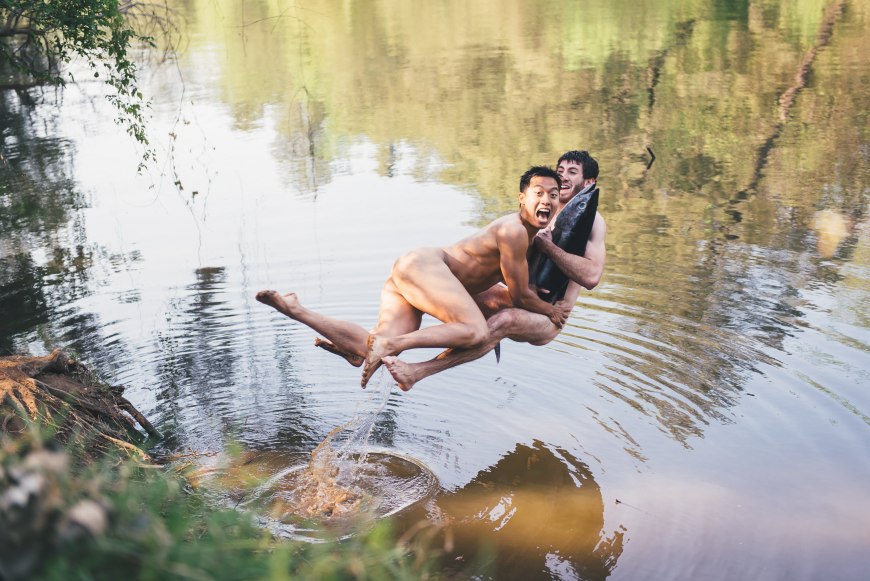 Голенькие парни на реке