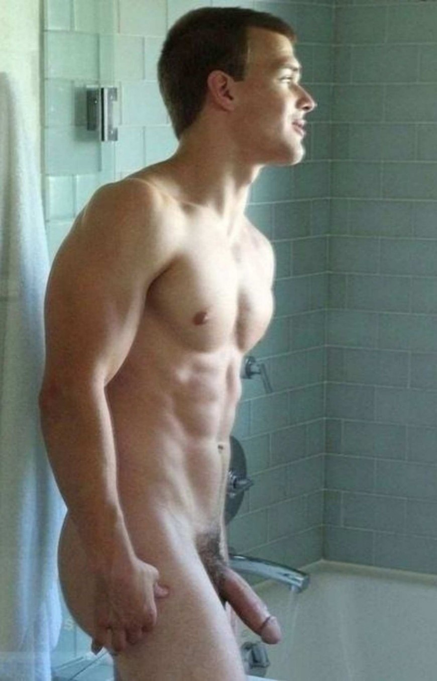 Голый рыжий парень зеленые шторы