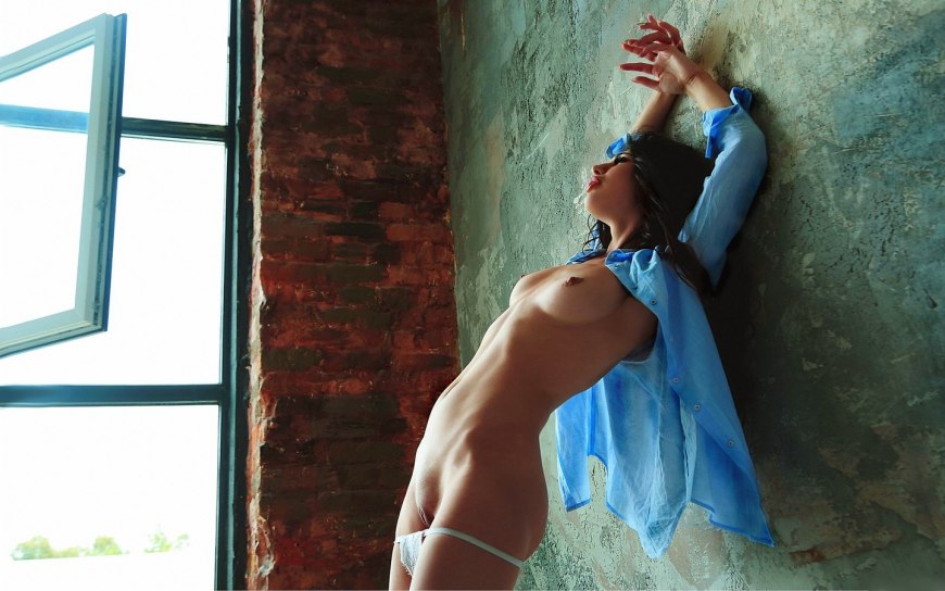 Голая возле стены