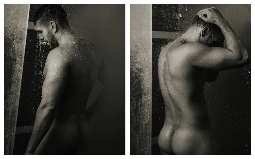 Парень сфотографировался ню