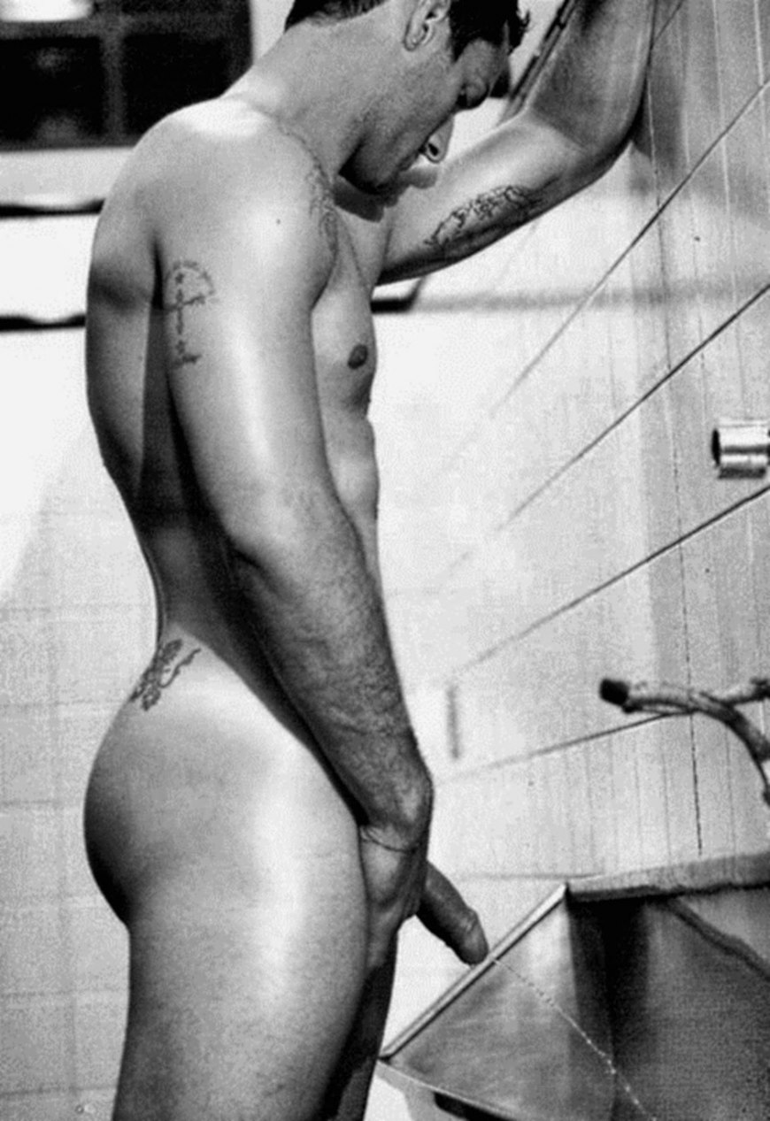 Голые футболисты в душевой