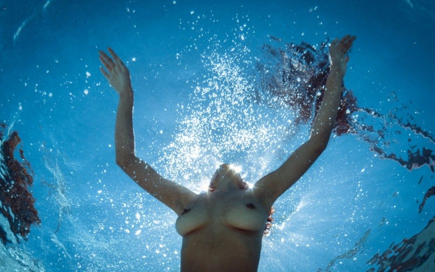 Подводное плавание женщины ню