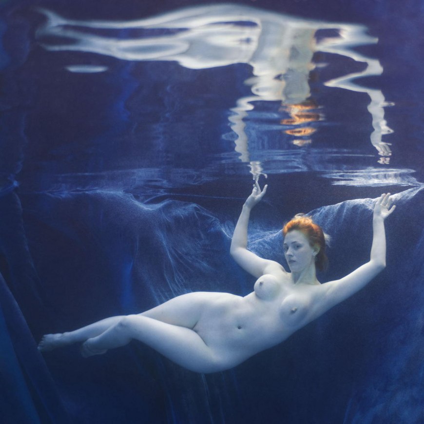 Красивая грудь под водой