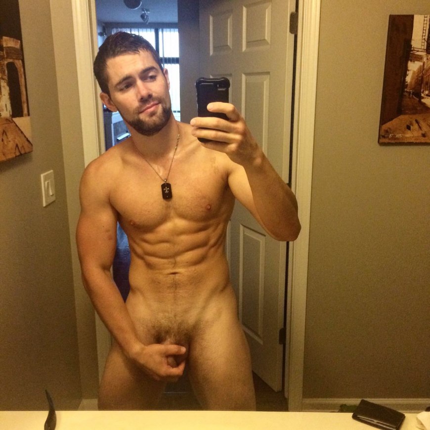 Мужчина без трусов в зеркале