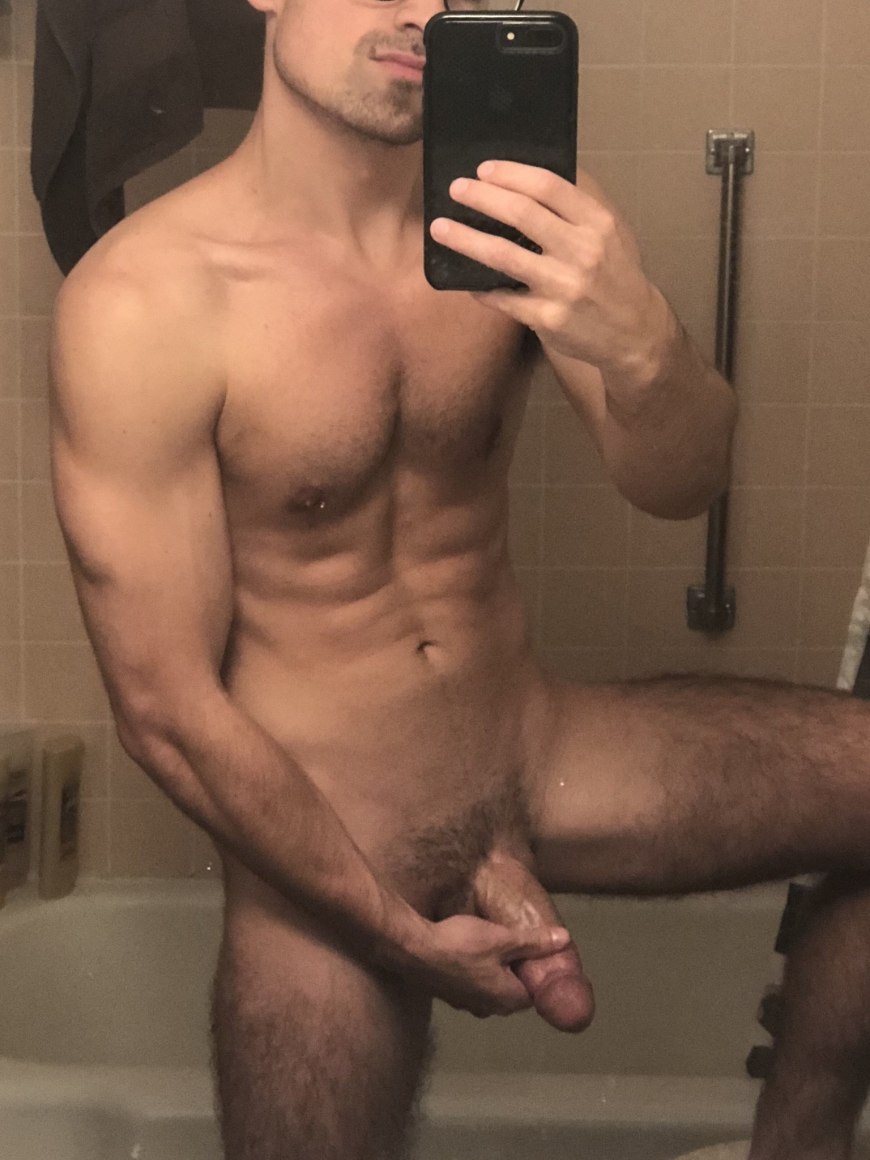 Член накаченного парня селфи
