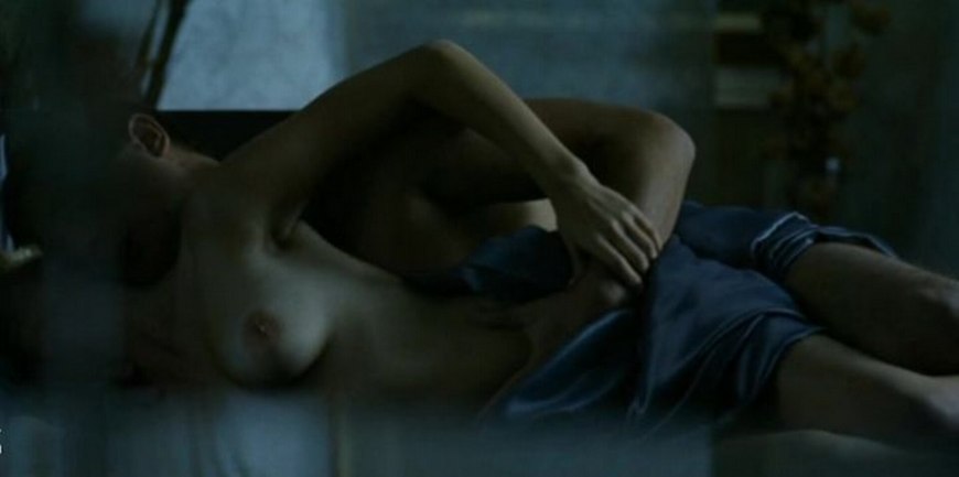 Голые в кожаном кресле