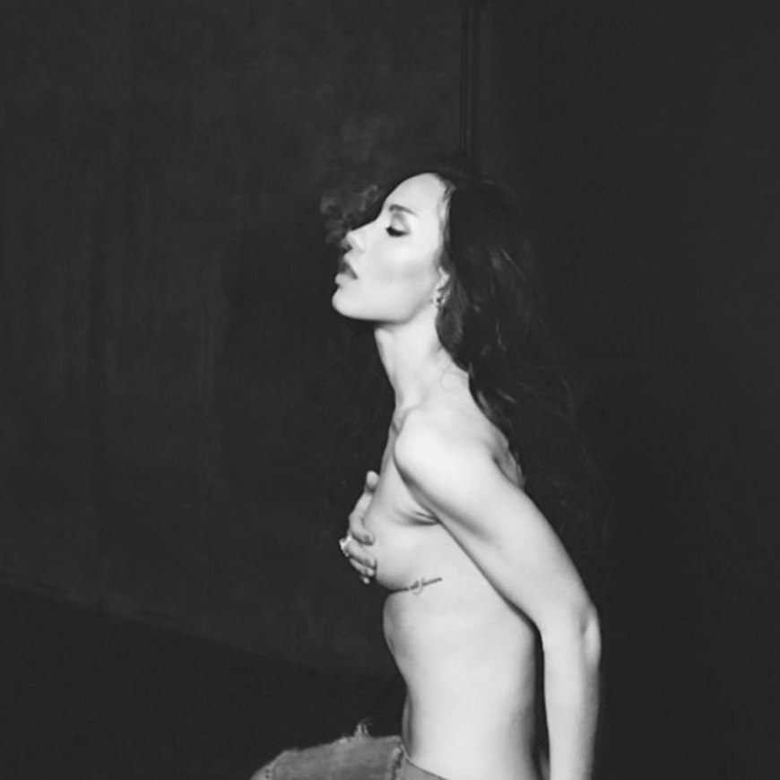 Голые актеры на природе