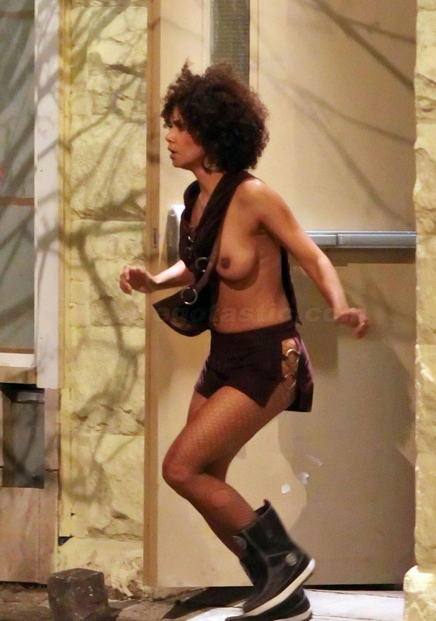 Голая актриса на новый год