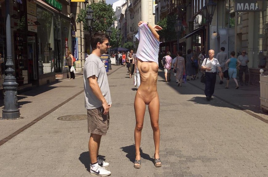 Мужчины раздеваются на улице