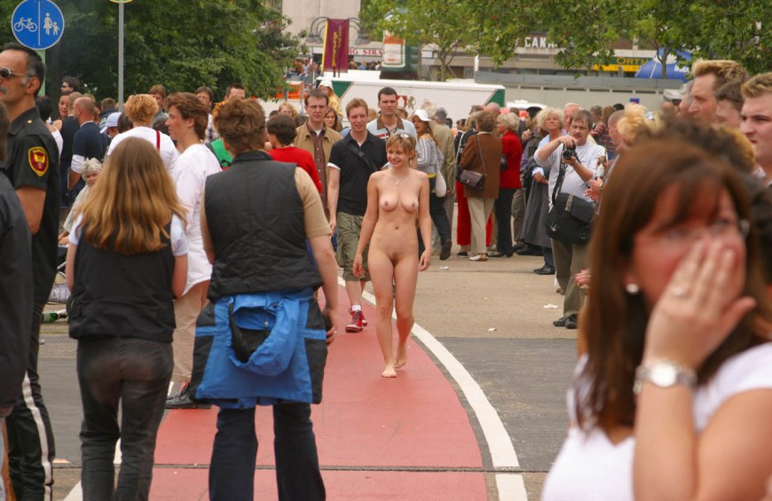 Голые на улице мужчины на параде