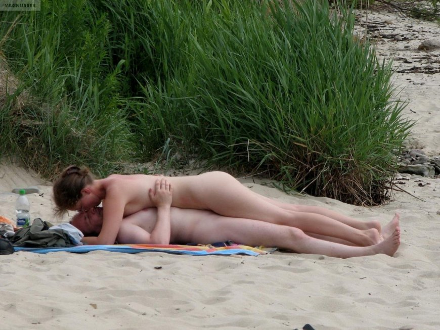 Подглядывание за голыми загорающими